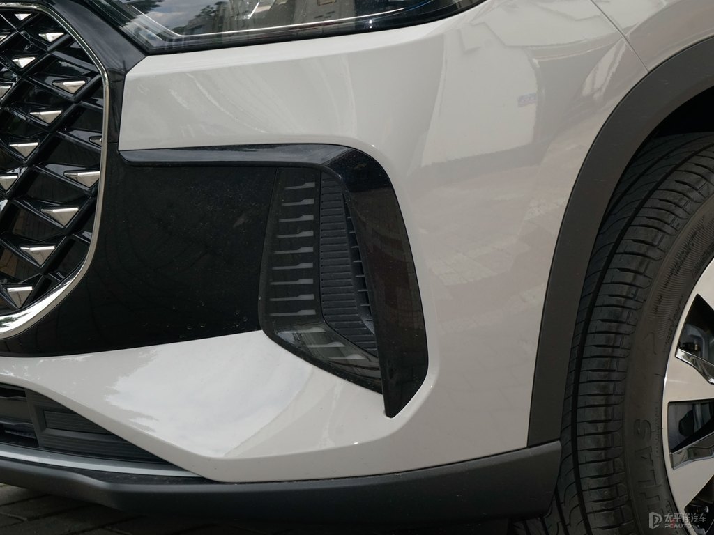 淺云灰瑞虎8 PLUS車(chē)頭外觀圖片