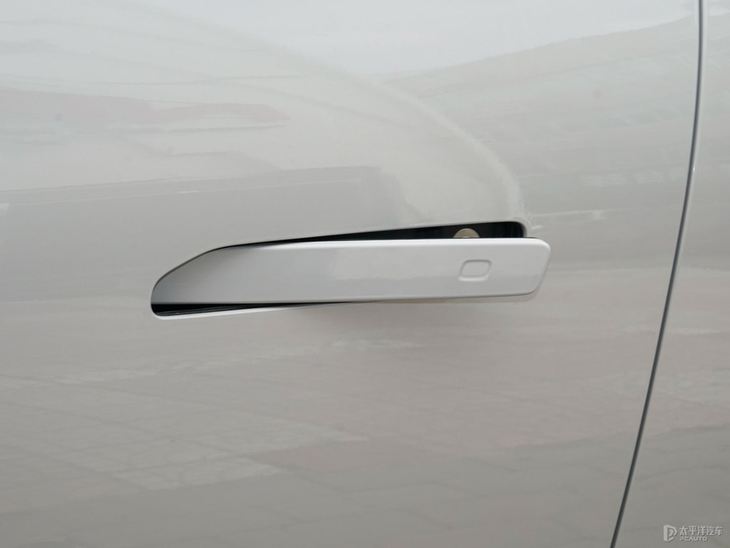 淺云灰瑞虎8 PLUS車身外觀圖片
