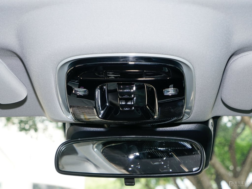 淺云灰瑞虎8 PLUS車(chē)廂內(nèi)飾圖片
