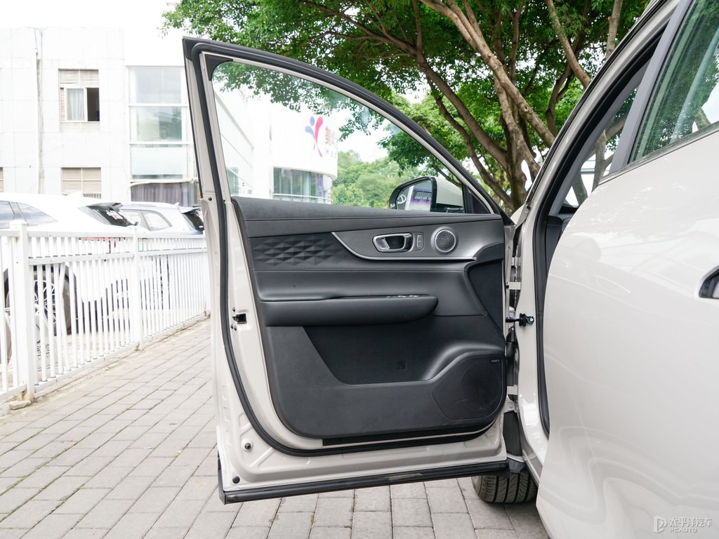 淺云灰瑞虎8 PLUS車廂內(nèi)飾圖片