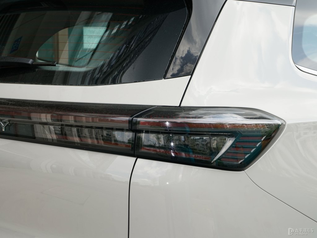 淺云灰瑞虎8 PLUS車(chē)尾外觀(guān)圖片