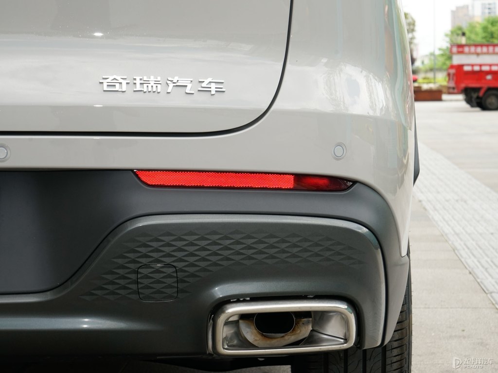 淺云灰瑞虎8 PLUS車(chē)尾外觀(guān)圖片