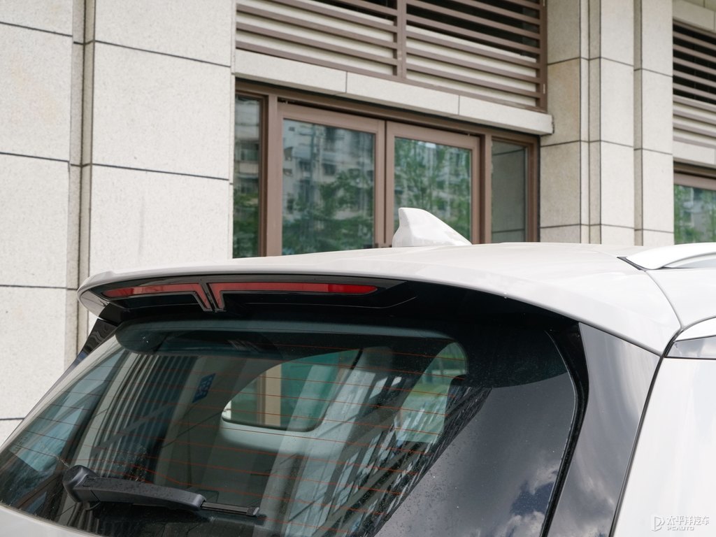 淺云灰瑞虎8 PLUS車(chē)尾外觀圖片