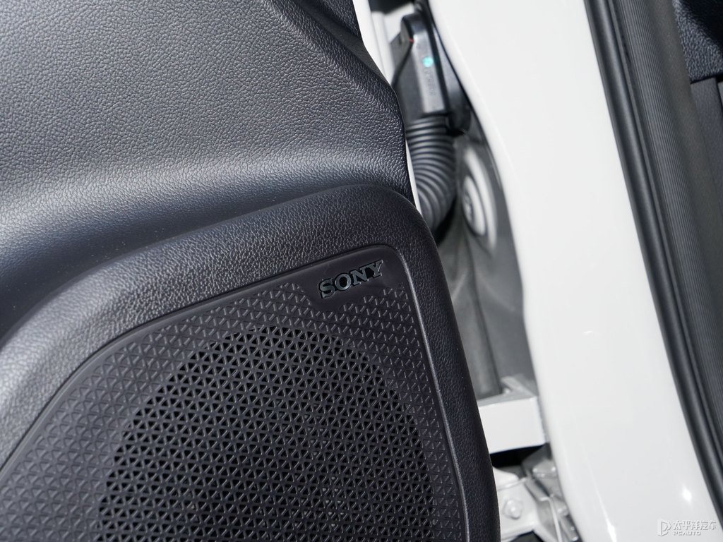 淺云灰瑞虎8 PLUS車(chē)廂內(nèi)飾圖片