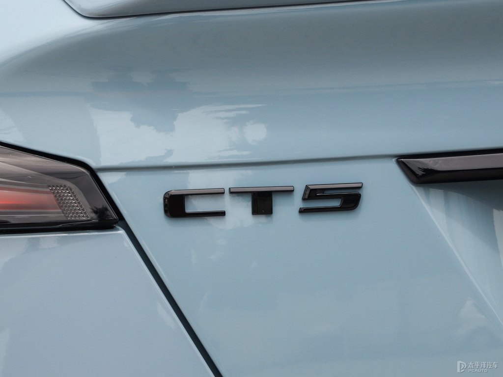 逐風藍凱迪拉克CT5車尾外觀圖片