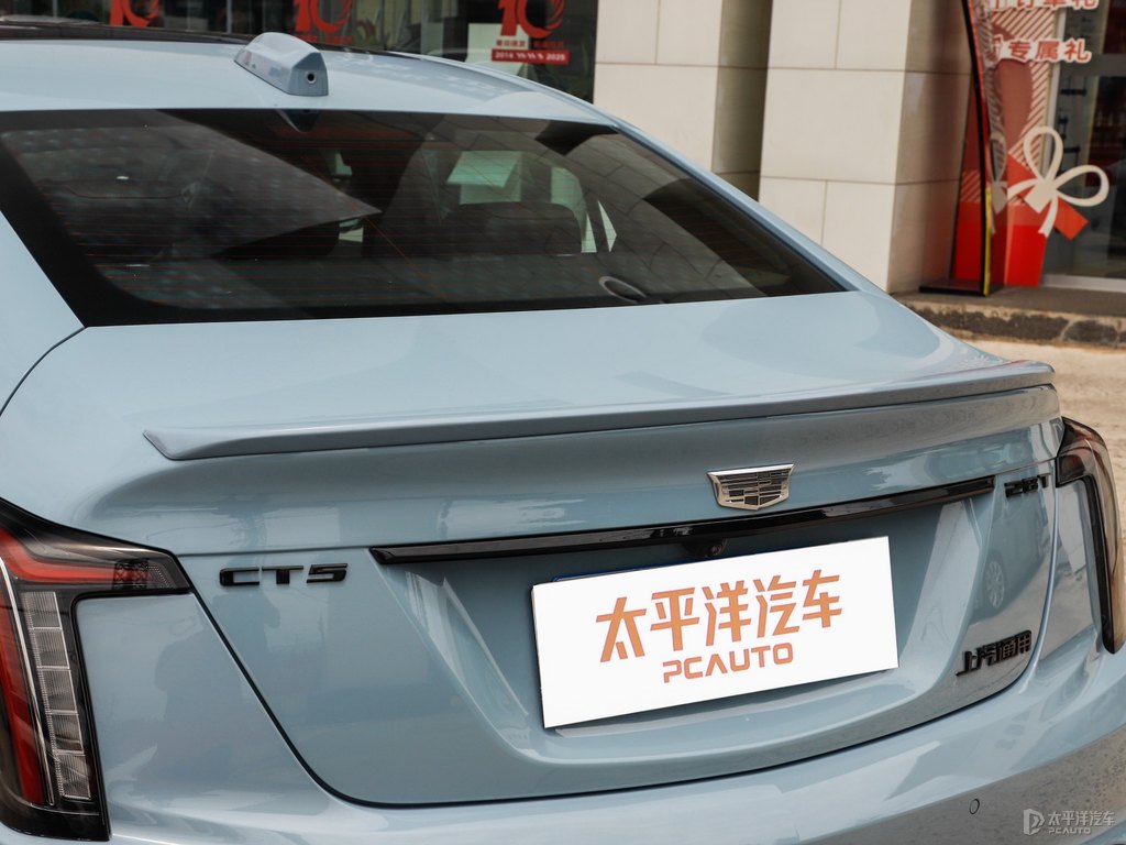 逐風(fēng)藍(lán)凱迪拉克CT5車尾外觀圖片