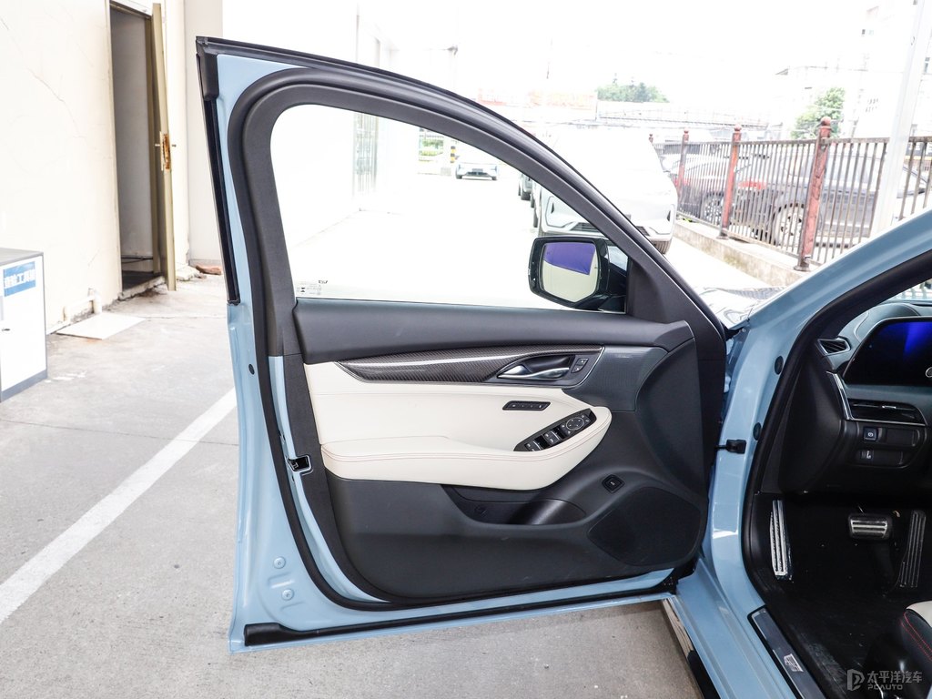 逐風(fēng)藍凱迪拉克CT5車廂內(nèi)飾圖片