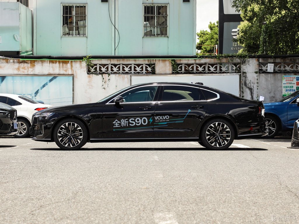 瑪瑙黑沃爾沃S90新能源整車外觀外觀圖片