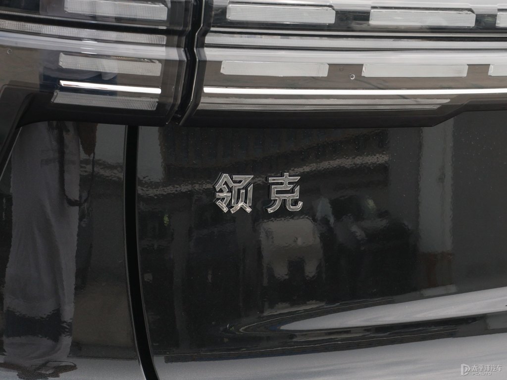 黑色領(lǐng)克01車(chē)尾外觀圖片