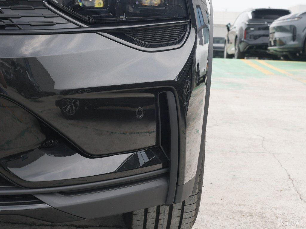 黑色領(lǐng)克01車頭外觀圖片