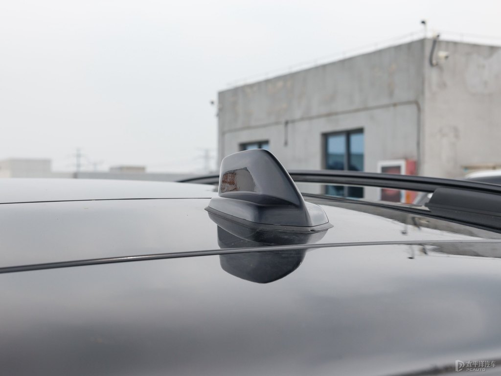黑色領(lǐng)克01車身外觀圖片