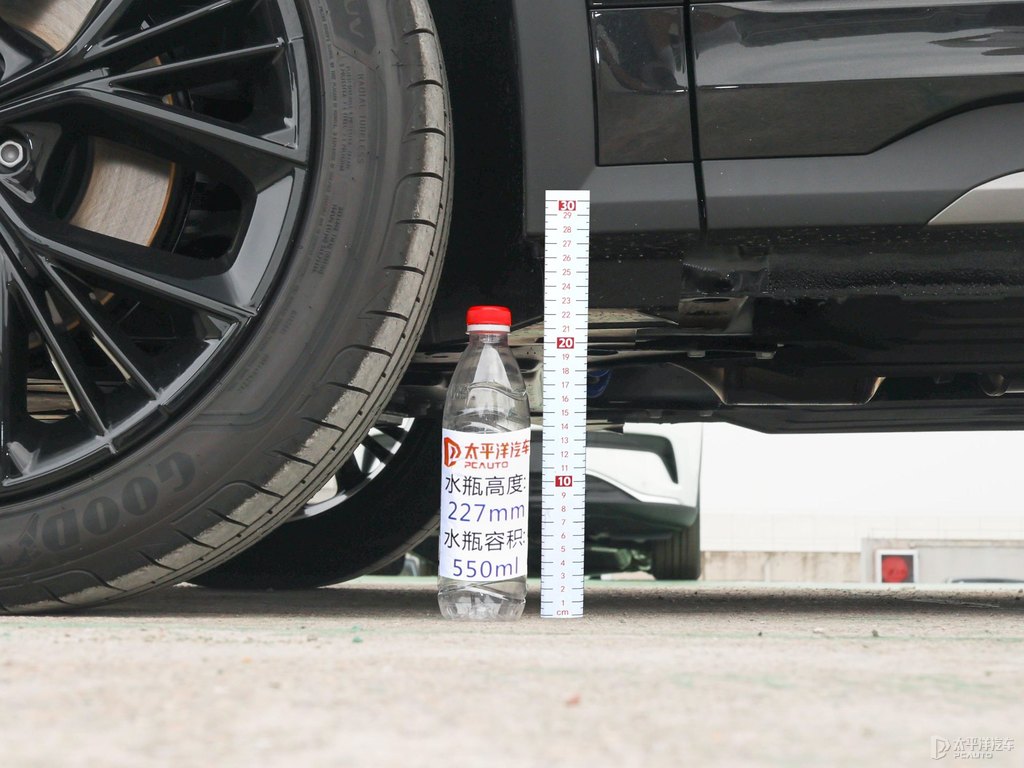 黑色領(lǐng)克01車(chē)身外觀圖片