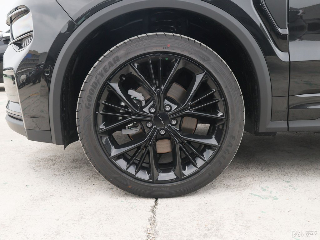 黑色領(lǐng)克01車身外觀圖片