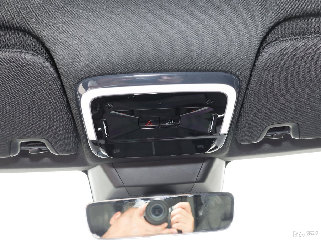 黑色領(lǐng)克01車廂內(nèi)飾圖片