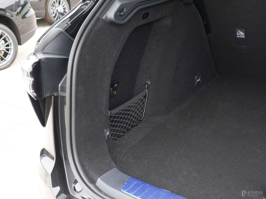 黑色領(lǐng)克01后備廂空間圖片
