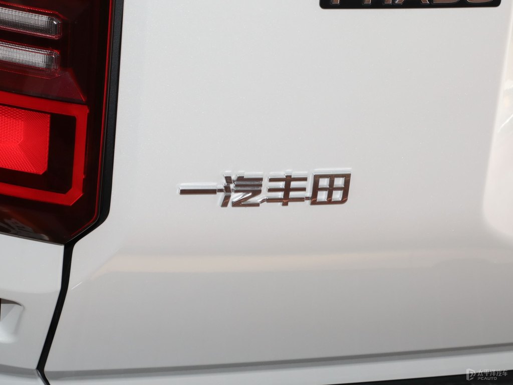 鉑金白普拉多車尾外觀圖片