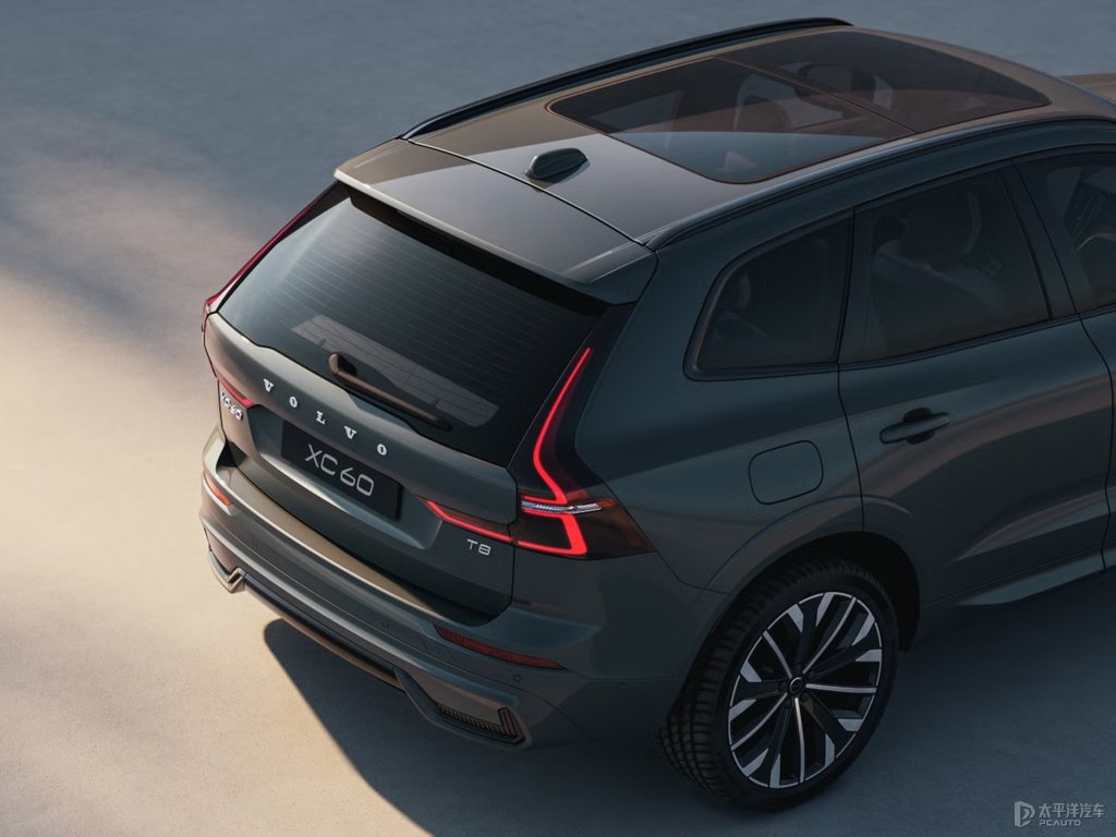 薄霧灰沃爾沃XC60新能源車尾外觀圖片