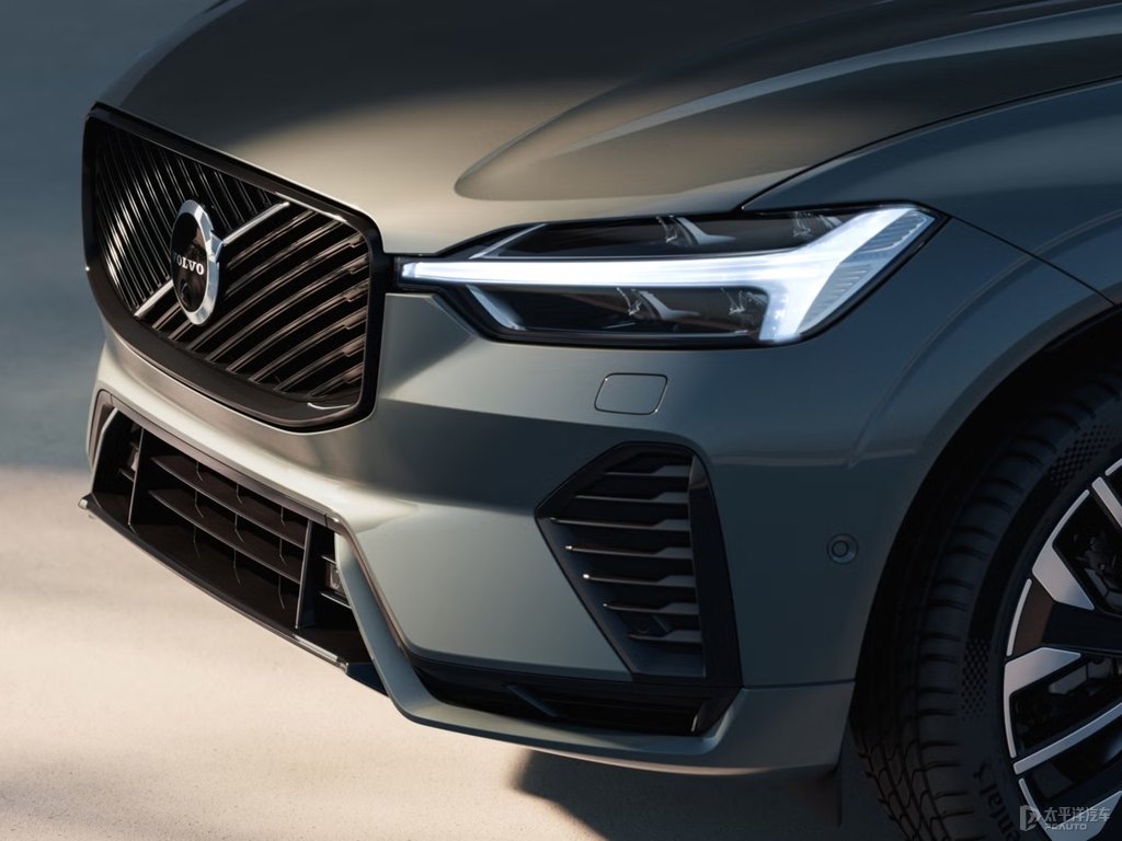薄霧灰沃爾沃XC60新能源車(chē)頭外觀圖片