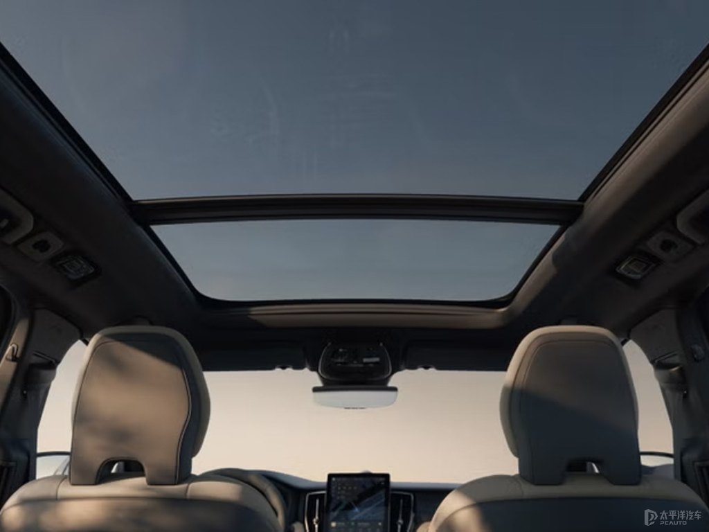 薄霧灰沃爾沃XC60新能源車廂內(nèi)飾圖片
