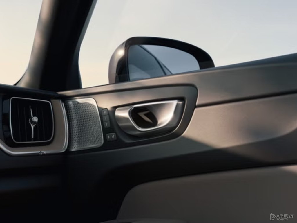 薄霧灰沃爾沃XC60新能源車廂內(nèi)飾圖片