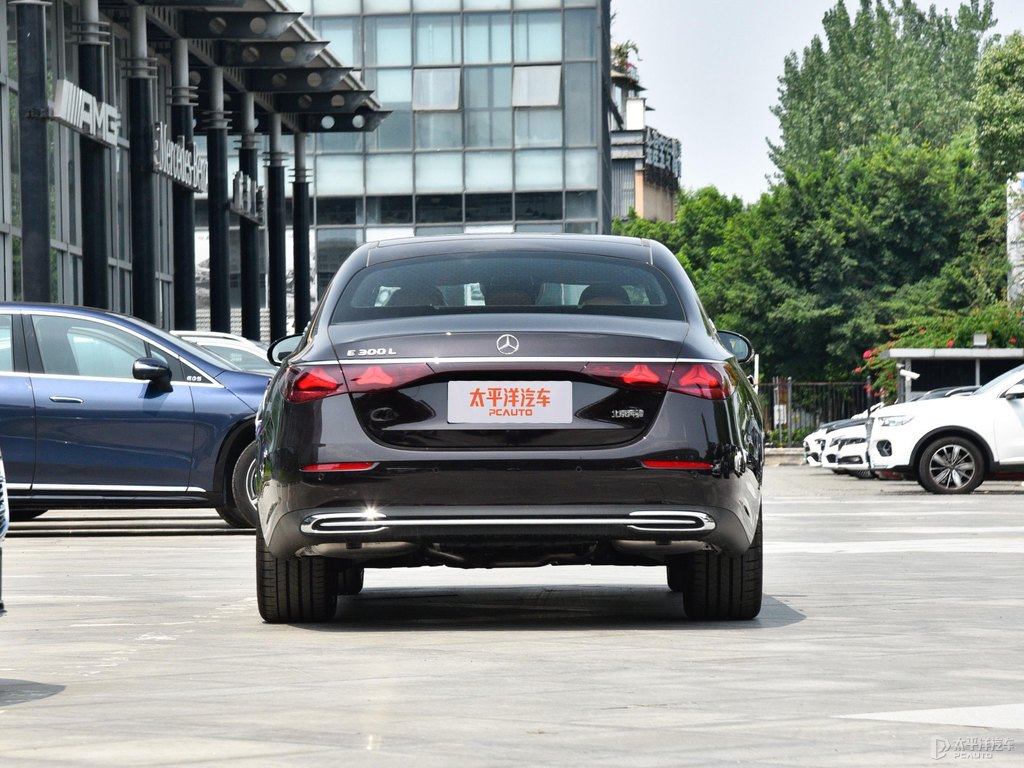 紅寶石黑色奔馳E級(jí)整車外觀外觀圖片