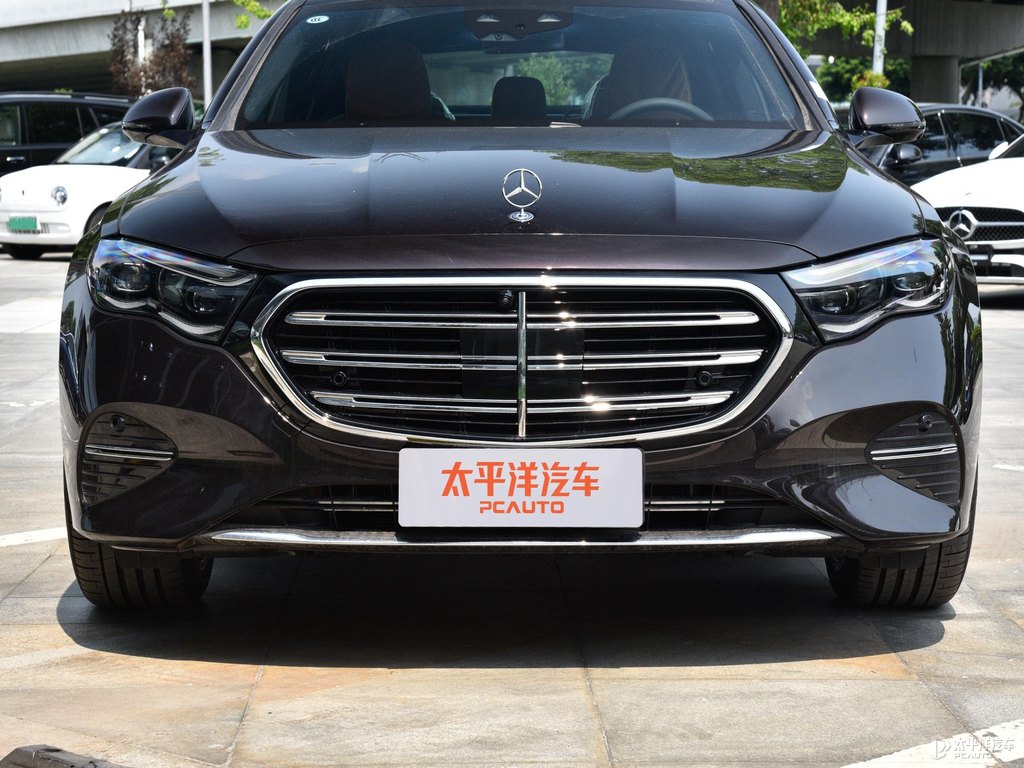 紅寶石黑色奔馳E級車頭外觀圖片