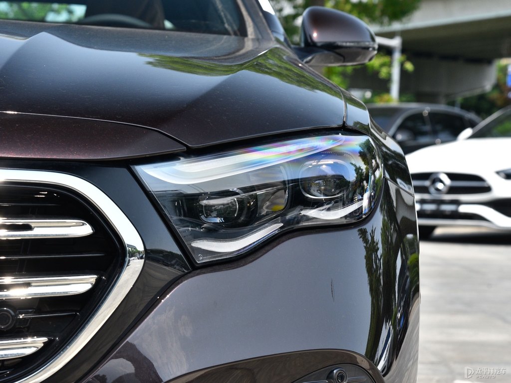 紅寶石黑色奔馳E級(jí)車頭外觀圖片