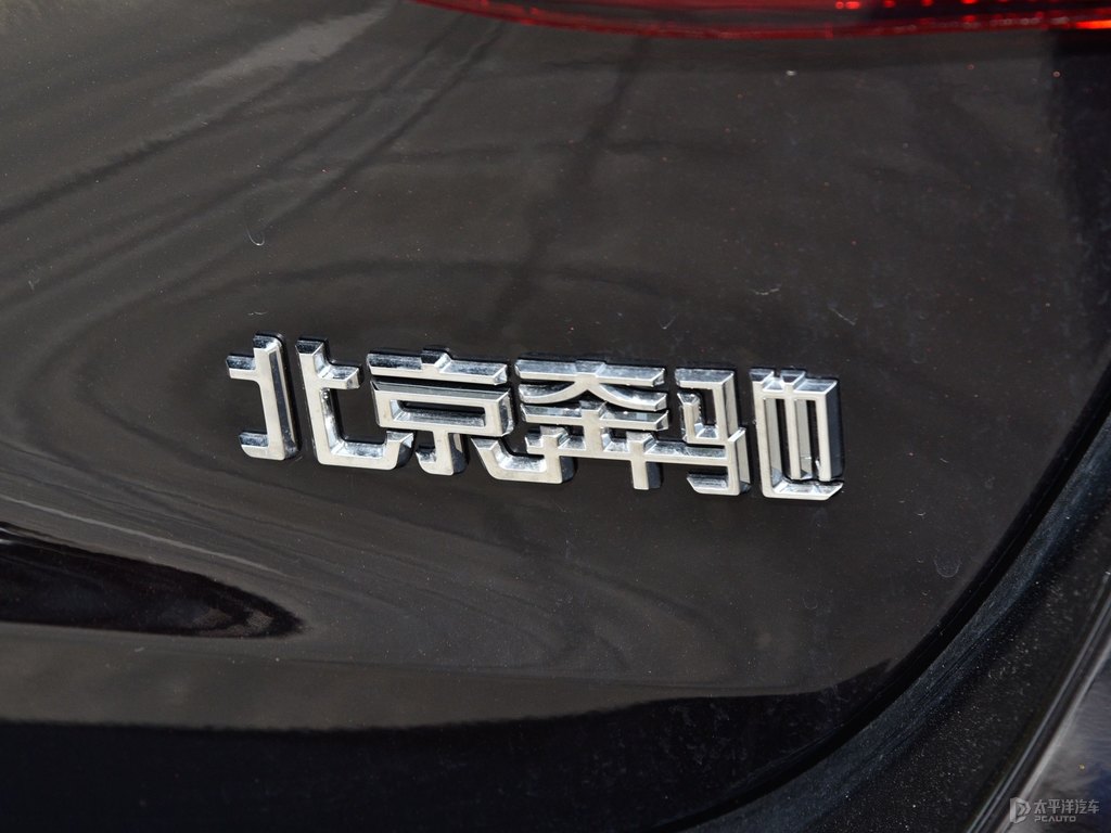 紅寶石黑色奔馳E級車尾外觀圖片