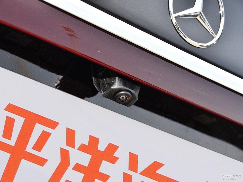 紅寶石黑色奔馳E級車尾外觀圖片