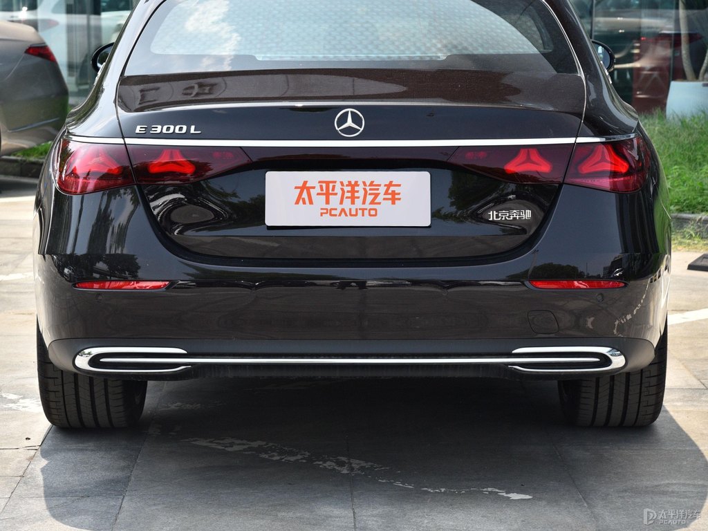 紅寶石黑色奔馳E級車尾外觀圖片