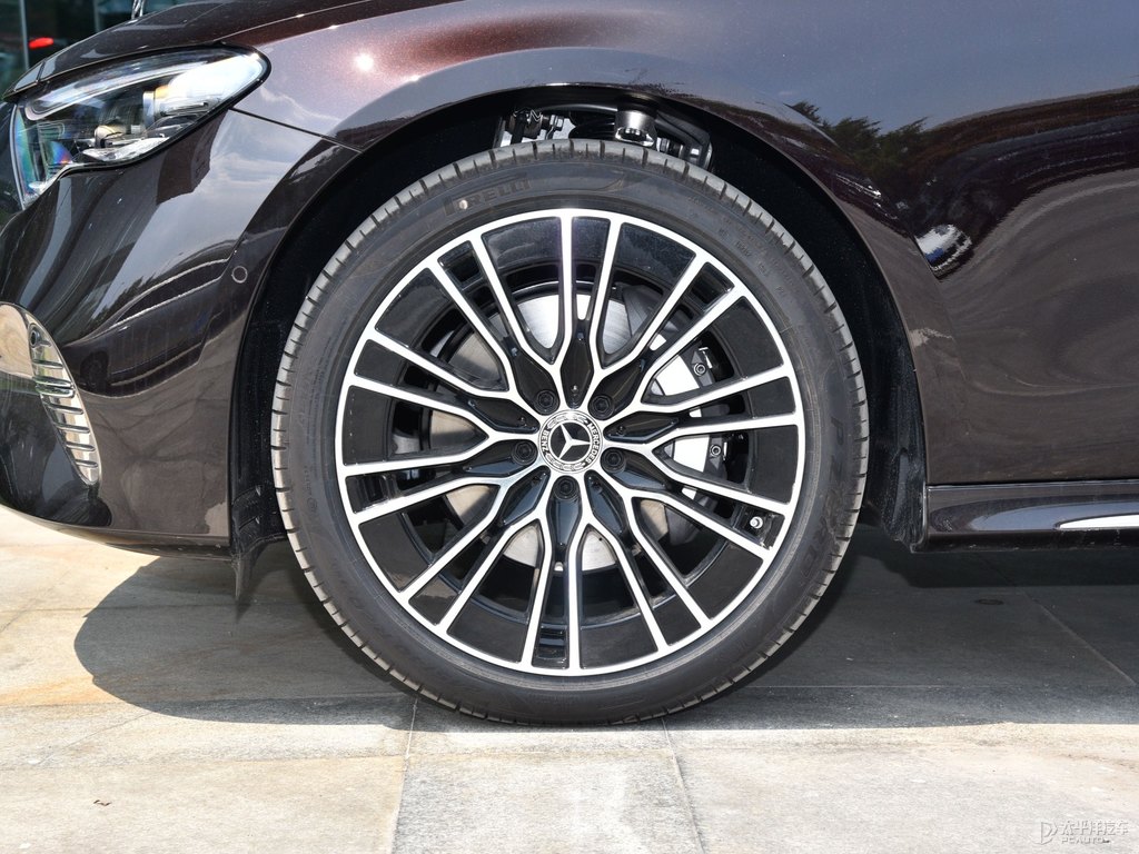 紅寶石黑色奔馳E級車身外觀圖片