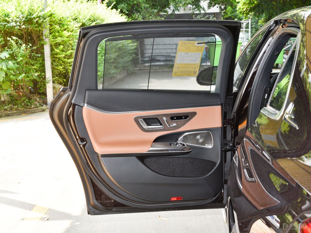 紅寶石黑色奔馳E級(jí)車廂內(nèi)飾圖片