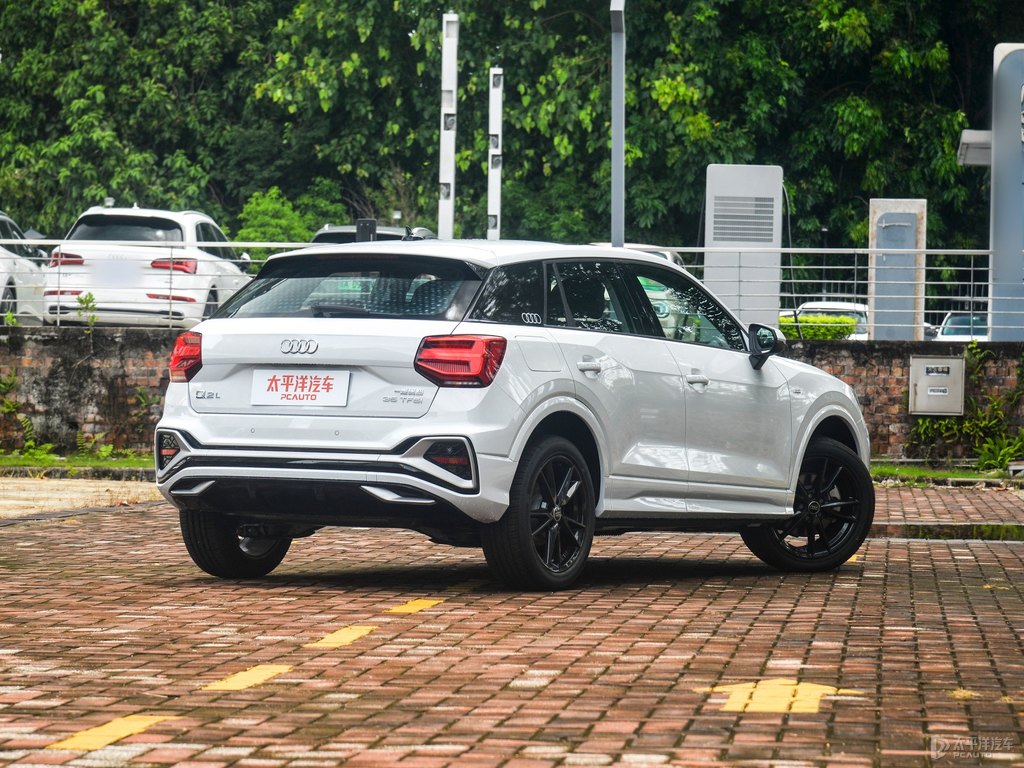 冰川白奧迪Q2L整車外觀外觀圖片
