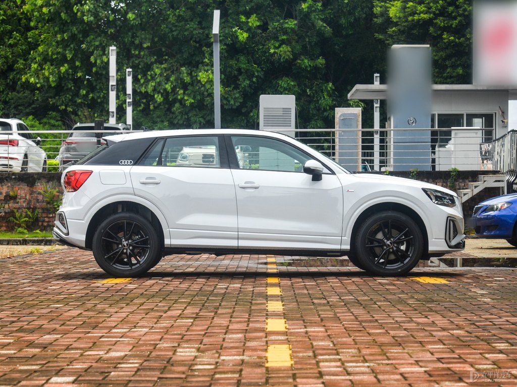 冰川白奧迪Q2L整車外觀外觀圖片