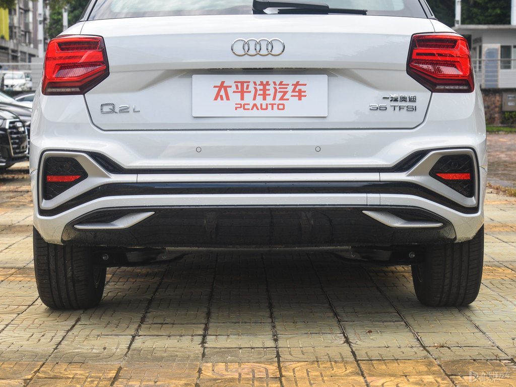 冰川白奧迪Q2L車尾外觀圖片