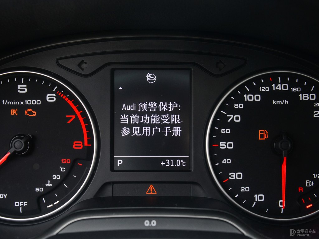 冰川白奧迪Q2L中控內(nèi)飾圖片