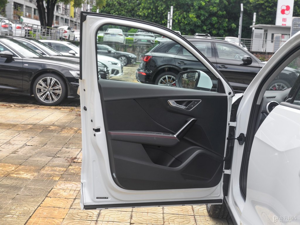 冰川白奧迪Q2L車廂內(nèi)飾圖片