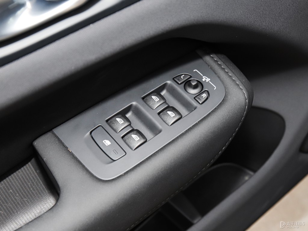 瑪瑙黑沃爾沃XC60車廂內(nèi)飾圖片