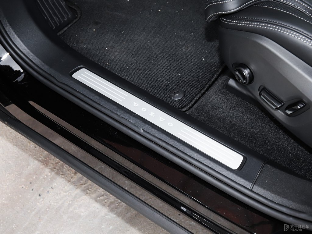 瑪瑙黑沃爾沃XC60車廂內(nèi)飾圖片