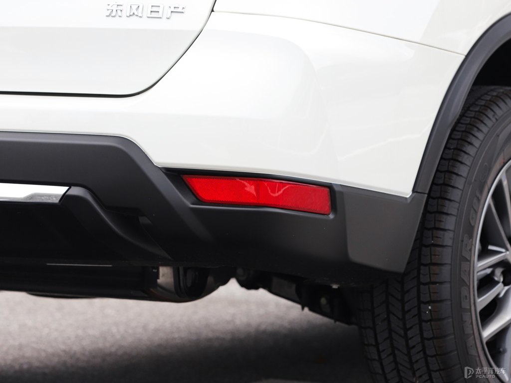 珠光白奇駿車尾外觀圖片