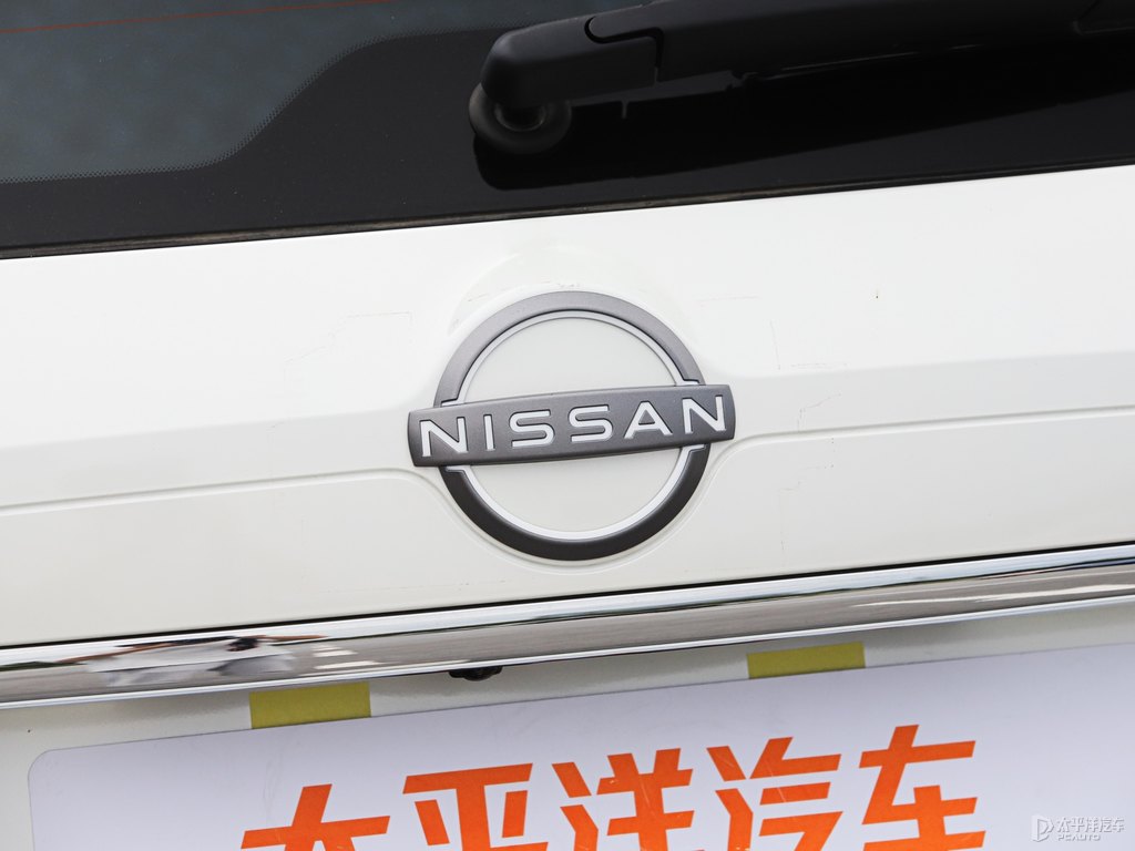 珠光白奇駿車尾外觀圖片
