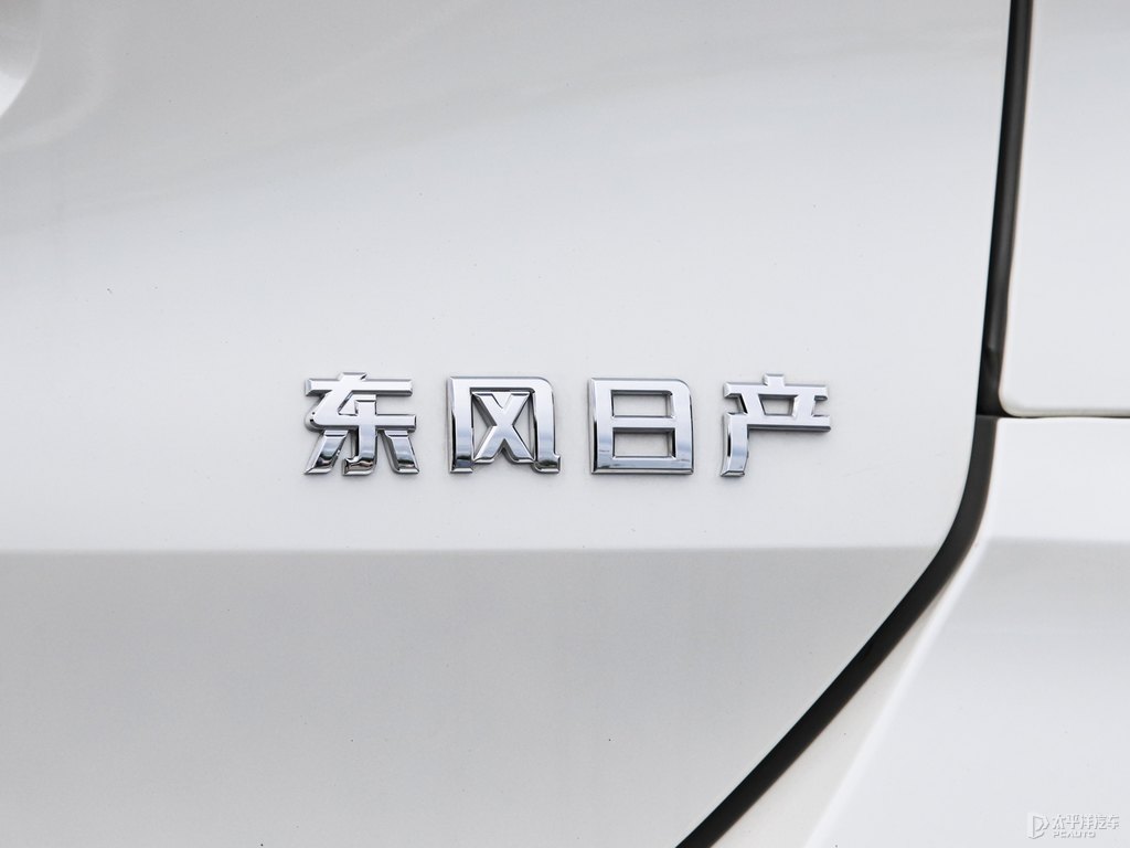 珠光白奇駿車尾外觀圖片