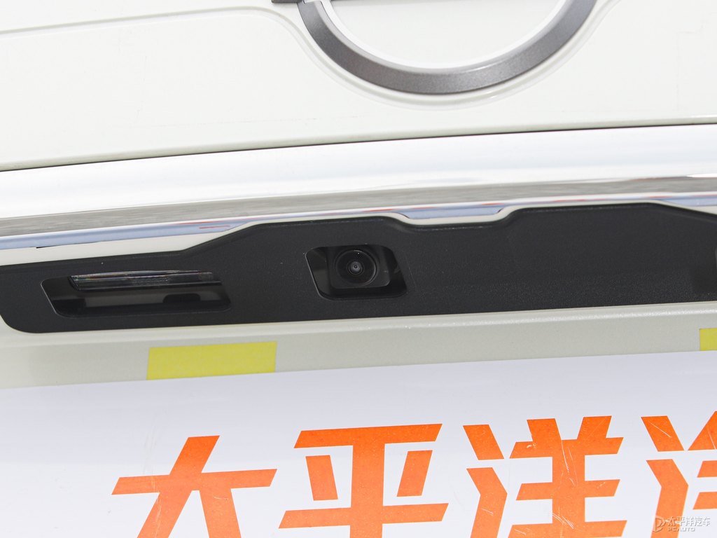 珠光白奇駿車尾外觀圖片