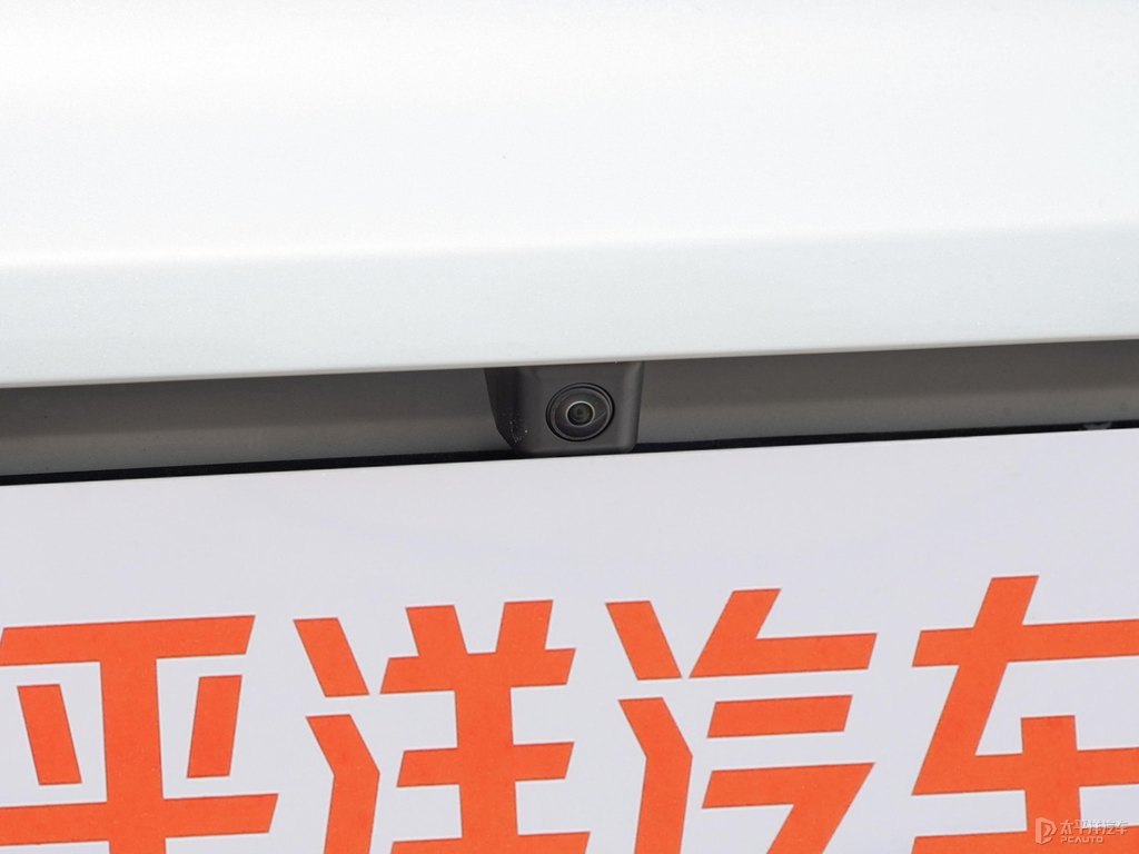 奶霜銀吉利ICON車尾外觀圖片