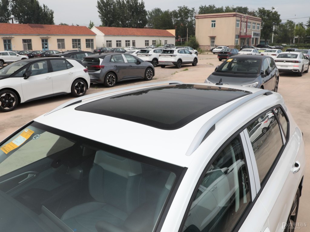 月皓白途岳車身外觀圖片