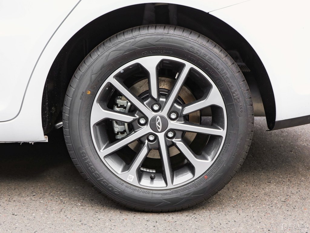 珍珠白艾瑞澤5車身外觀圖片