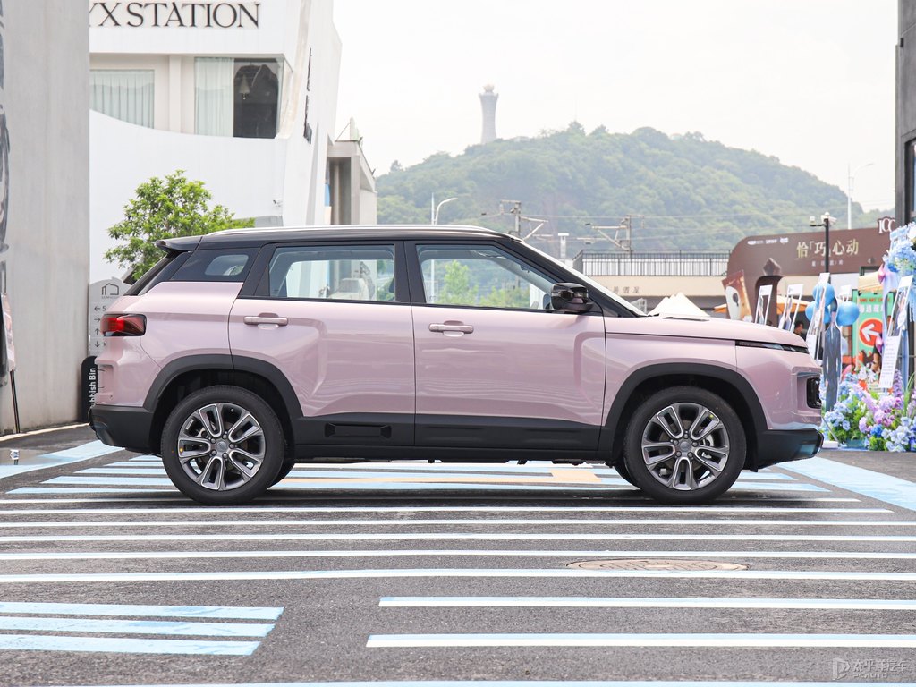 莓果粉吉利ICON整車外觀外觀圖片