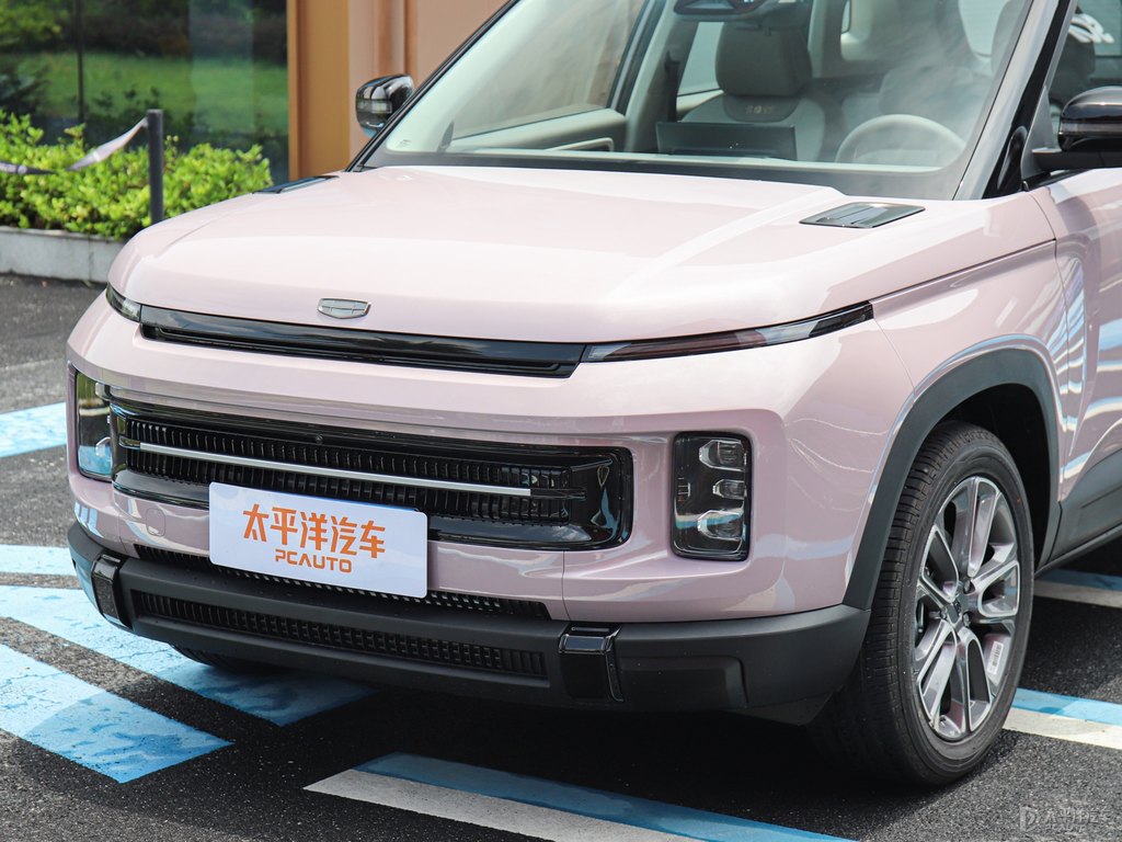 莓果粉吉利ICON車頭外觀圖片