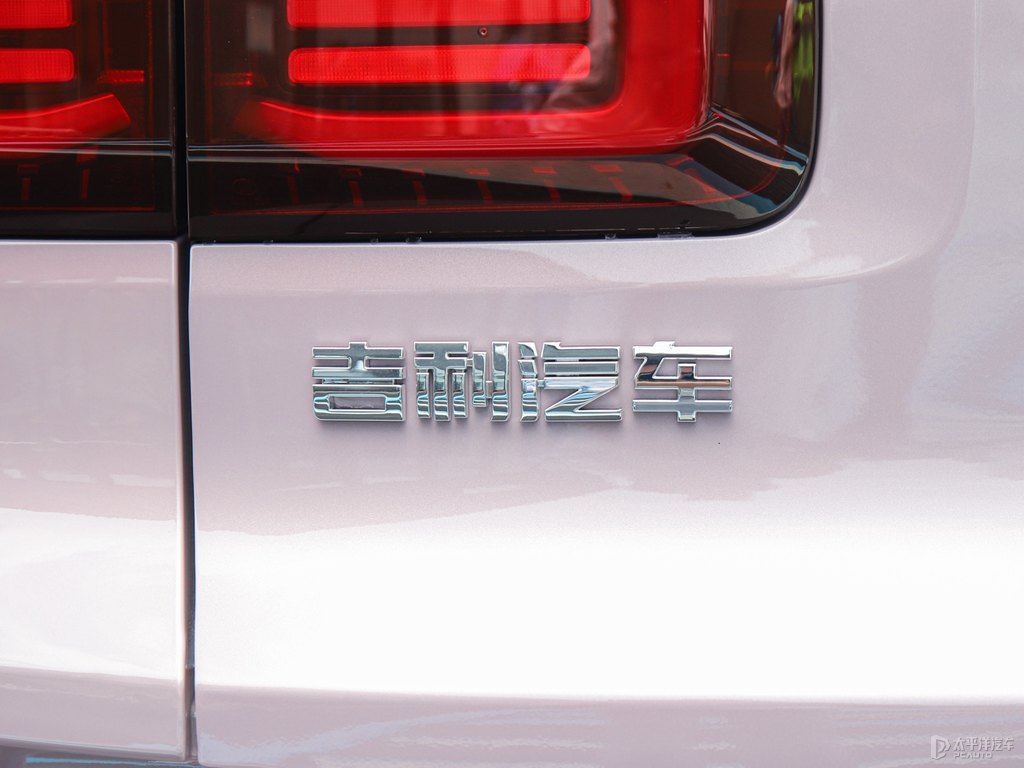 莓果粉吉利ICON車尾外觀圖片