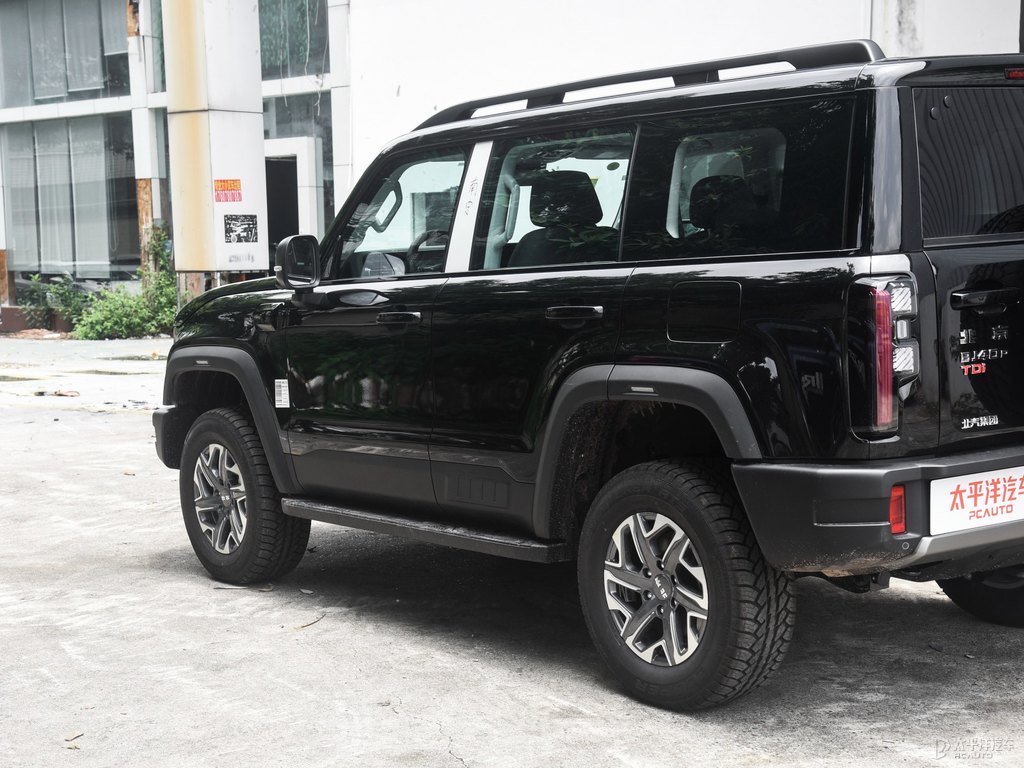 極夜黑北京BJ40車(chē)身外觀(guān)圖片